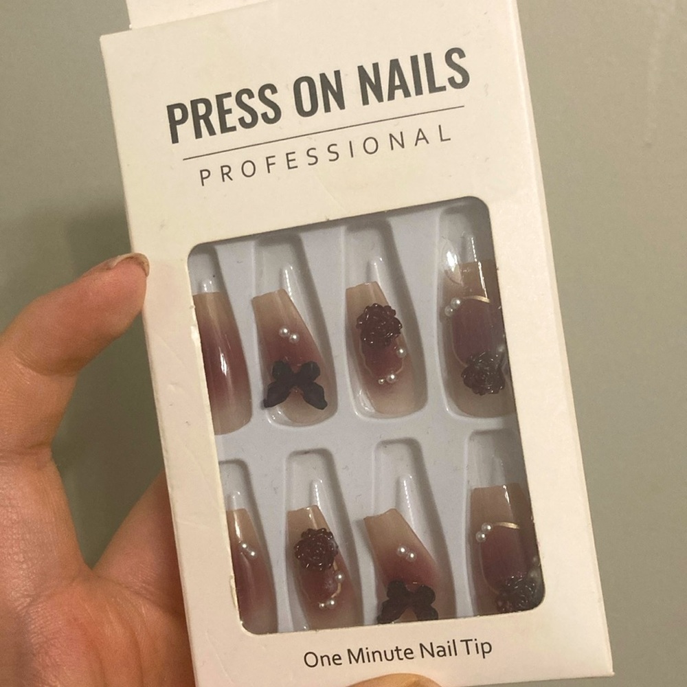 Reusable press on nails